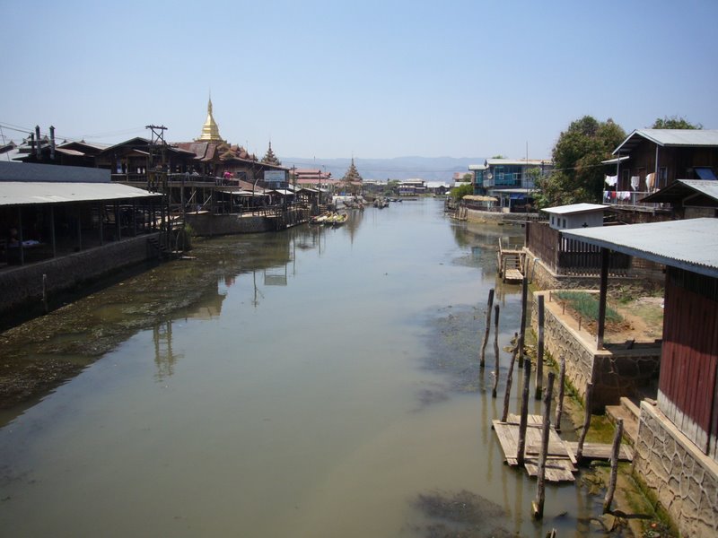 Travel - Myanmar - Inle Lake - First Boat Trip - Canal-side life